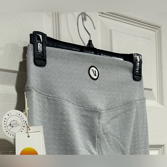 Vuori Women's Medium Textured Chilled Out Legging Houndstooth Grey Pattern NWT - Picture 8 of 8